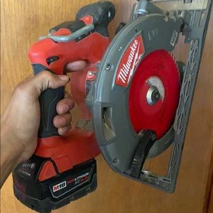 Milwaukee fuel circular hand saw